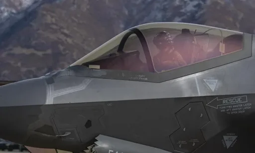 Osłona kabiny F-35 trafiła do Hongkongu zamiast do USA. Obawy o wyciek tajnej technologii