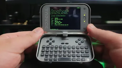 Le TN Deck, un cyberdeck miniature construit dans une boîte d'Altoids Le TN Deck, un cyberdeck miniature construit dans une boîte d'Altoids