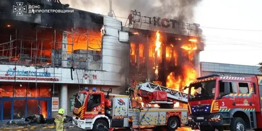 Російський удар по ТЦ «Новий Континент» у Дніпрі: спалахнула пожежа, є постраждалі