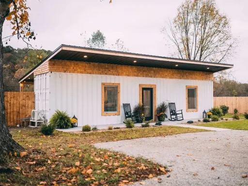 Luna Cottage: een tiny house in een zeecontainer midden in een bos in Ohio