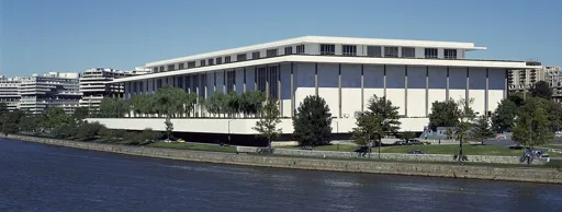 Bestuur Kennedy Center sluit cultuurinstituut om veiligheidsredenen, uren nadat rechter Trumps naam op gevel verbiedt
