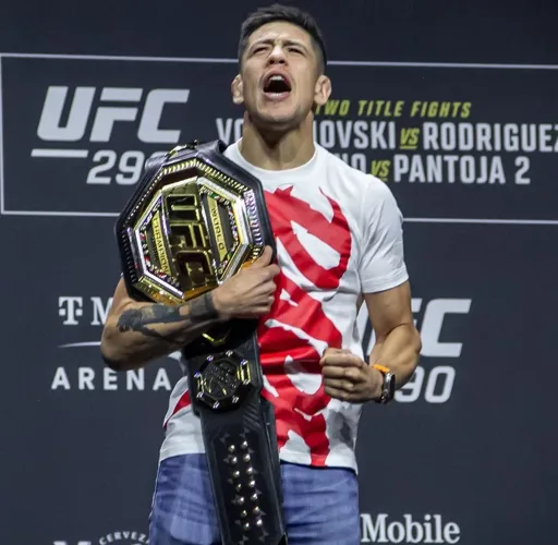 Ван защитил титул чемпиона UFC в наилегчайшем весе Ван защитил титул чемпиона UFC в наилегчайшем весе
