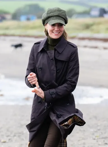 Kate Middleton indossa il trench color cioccolato di questa stagione