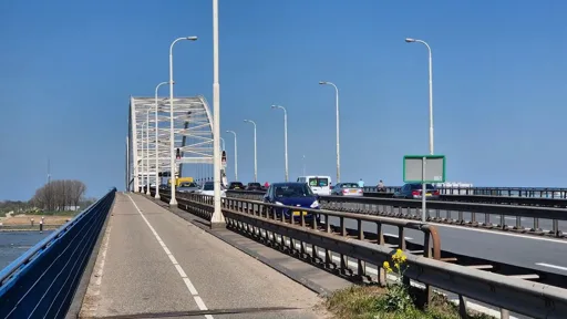Overheid trekt 1,5 miljard uit voor bruggen en wegen, maar Bovag noemt bedrag ondermaats Overheid trekt 1,5 miljard uit voor bruggen en wegen, maar Bovag noemt bedrag ondermaats