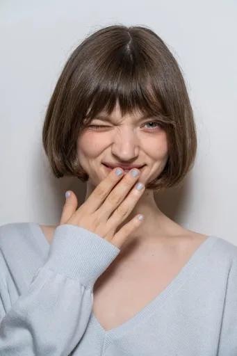 Blauwe lintmanicure van Sandy Liang is de nageltrend van het voorjaar
