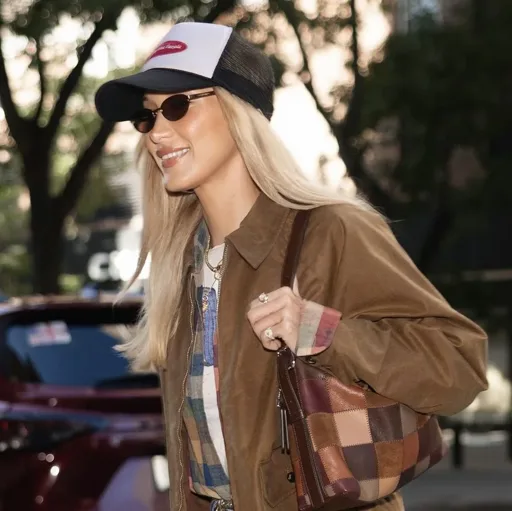 Bella Hadid rilancia gli Ugg con i jeans: il look di stagione Bella Hadid rilancia gli Ugg con i jeans: il look di stagione