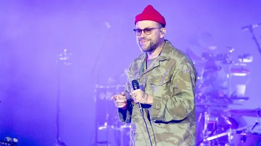 Damon Albarn Raises Palestinian Flag Onstage as Macklemore Tour Fallout Widens Damon Albarn Raises Palestinian Flag Onstage as Macklemore Tour Fallout Widens