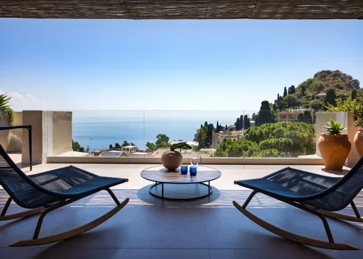 À Taormina, un attico contemporain entre ciel et mer À Taormina, un attico contemporain entre ciel et mer