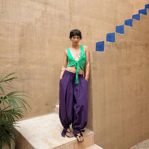 El morado real vuelve a las calles: cinco colores que combinan con elegancia