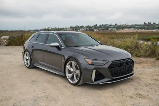 Audi RS6 Avant met 16.000 km en ruim 137.000 dollar aan opties geveild
