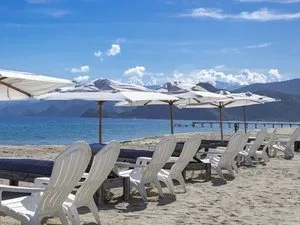 Grèce : un octogénaire meurt après une dispute pour un transat sur une plage près d'Athènes Grèce : un octogénaire meurt après une dispute pour un transat sur une plage près d'Athènes
