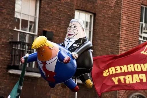 Визит Трампа в Ирландию сопровождается массовыми протестами Визит Трампа в Ирландию сопровождается массовыми протестами