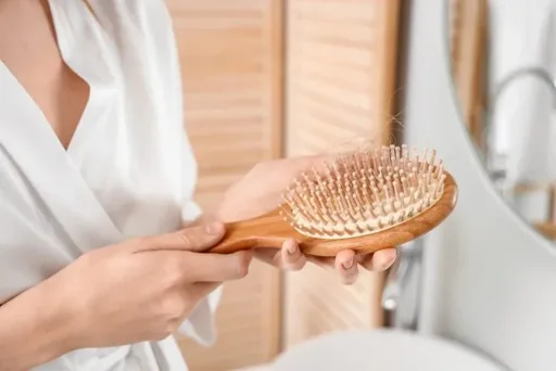 Nettoyer sa brosse à cheveux : à quelle fréquence et comment faire