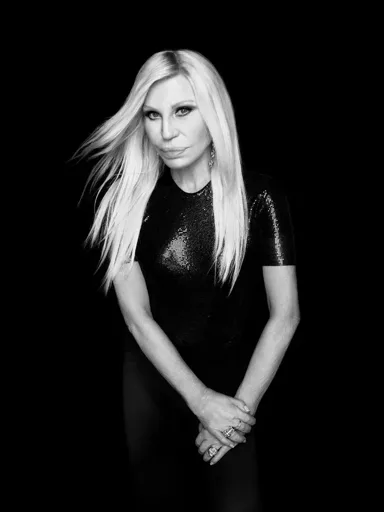 Donatella Versace lancia un nuovo brand con Revolve Donatella Versace lancia un nuovo brand con Revolve