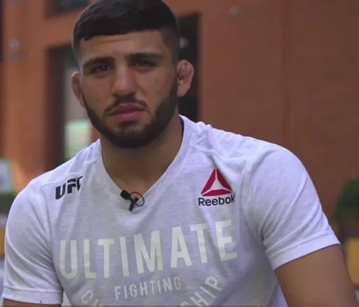 Боец UFC Царукян купил шоколада у американской девочки на 400 долларов