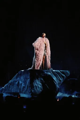 Celine Dion regresa al escenario en París con diseños personalizados de Givenchy y Dior Celine Dion regresa al escenario en París con diseños personalizados de Givenchy y Dior
