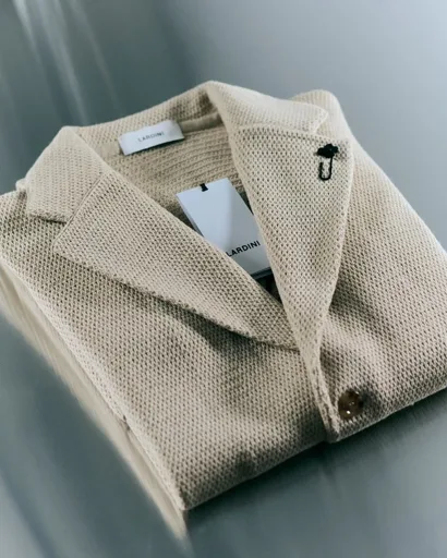 Lardini racconta la Knitted Jacket, dove sartoria e maglieria si incontrano