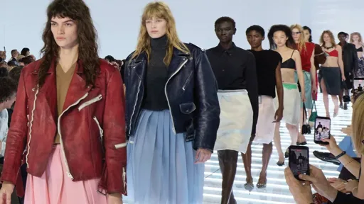 Prada apuesta por la falda y jubila el pantalón en Milán