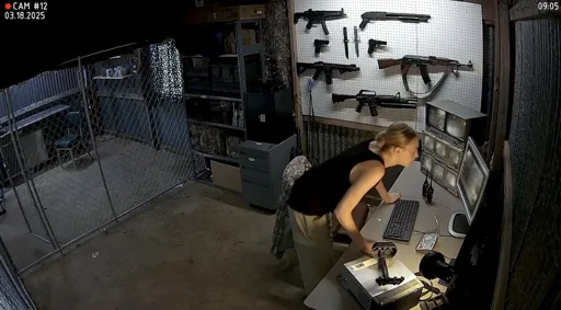 « Compound » filme l'effondrement d'une famille hors réseau sous l'œil des caméras de surveillance « Compound » filme l'effondrement d'une famille hors réseau sous l'œil des caméras de surveillance