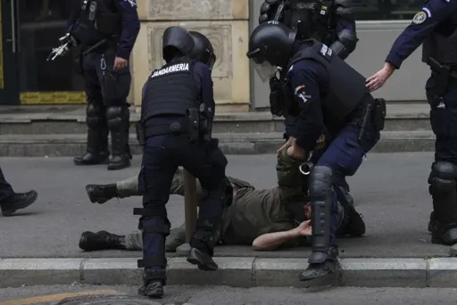Violențe în Piața Victoriei: 47 de persoane la audieri, un bărbat reținut cu un cuțit de 20 de centimetri Violențe în Piața Victoriei: 47 de persoane la audieri, un bărbat reținut cu un cuțit de 20 de centimetri