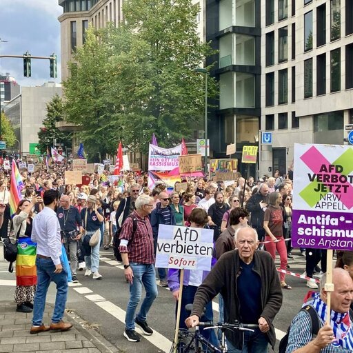 20.000 Menschen demonstrieren in Düsseldorf gegen AfD und Rechtsextremismus