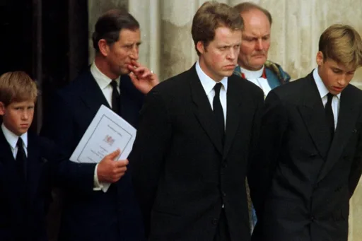 Charles Spencer accuse le roi Charles III de « gaslighting » dans la guerre du souvenir autour de Diana Charles Spencer accuse le roi Charles III de « gaslighting » dans la guerre du souvenir autour de Diana