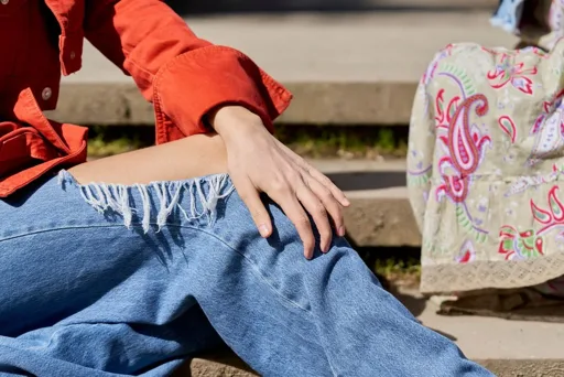 Il ritorno dei jeans strappati: la tendenza è ora nei negozi Il ritorno dei jeans strappati: la tendenza è ora nei negozi