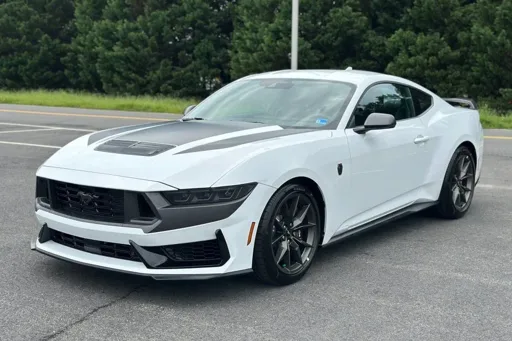 Ford Mustang Dark Horse uit 2025 met 319 mijl op de teller aangeboden