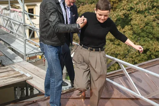 Ministra kultury bez kasku na dachu Teatru Słowackiego. Eksperci o naruszeniu zasad bezpieczeństwa Ministra kultury bez kasku na dachu Teatru Słowackiego. Eksperci o naruszeniu zasad bezpieczeństwa