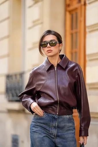La chaqueta de piel burdeos se consolida como el abrigo clave del otoño