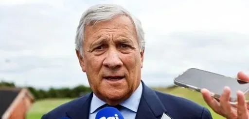 Tajani e i consigli al figlio sulle donne: «Sposa quella con la gonna più lunga, meno appariscente ma più affidabile» Tajani e i consigli al figlio sulle donne: «Sposa quella con la gonna più lunga, meno appariscente ma più affidabile»