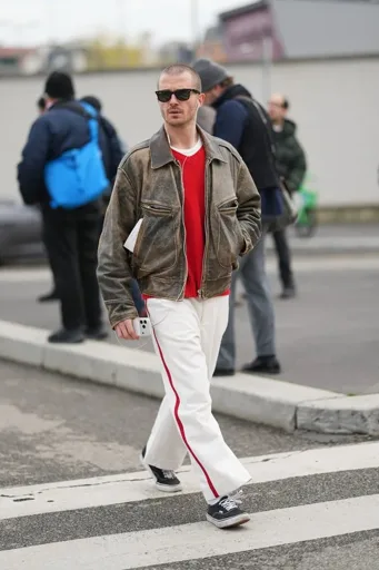 Il maglione rosso è il must-have dell'autunno per il guardaroba maschile