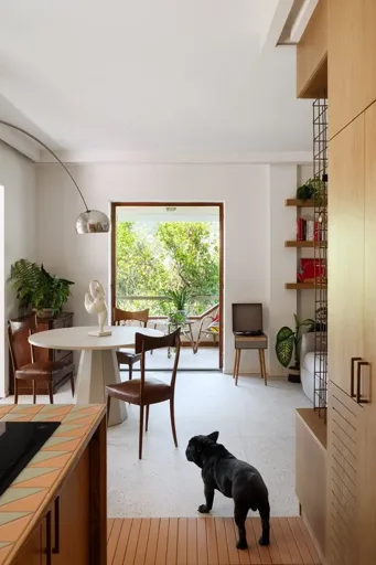 Une mini-maison méditerranéenne de 50 m² s'ouvre sur sa terrasse
