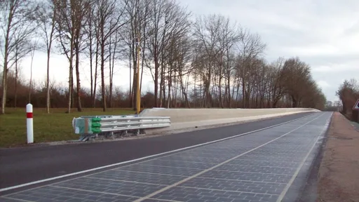 Francia gastó cinco millones en una carretera solar que diez años después apenas produce electricidad Francia gastó cinco millones en una carretera solar que diez años después apenas produce electricidad