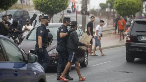 Dos guardias civiles agredidos y un militar con el peroné fracturado en Ceuta Dos guardias civiles agredidos y un militar con el peroné fracturado en Ceuta