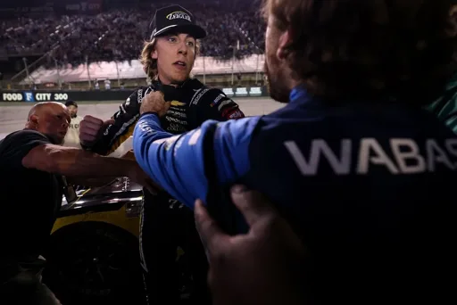 NASCAR-coureurs botsen in Bristol na oproep van Ric Flair