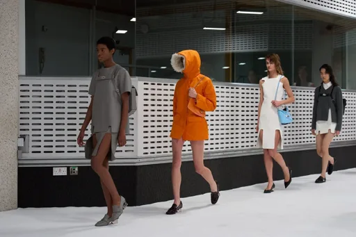 Christopher Kane debuta en Mulberry con una colección que renueva el legado británico Christopher Kane debuta en Mulberry con una colección que renueva el legado británico