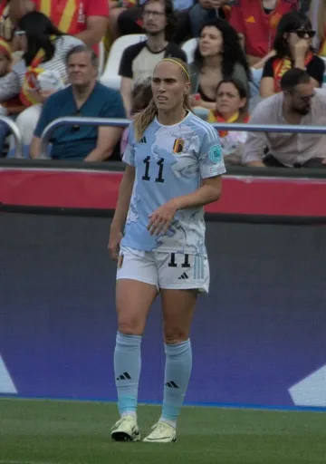 Red Flame Janice Cayman studeert af in Global Football Sport Directorship Red Flame Janice Cayman studeert af in Global Football Sport Directorship