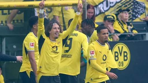Freiburg stürmt mit 5:0 an die Tabellenspitze, BVB siegt ebenfalls Freiburg stürmt mit 5:0 an die Tabellenspitze, BVB siegt ebenfalls